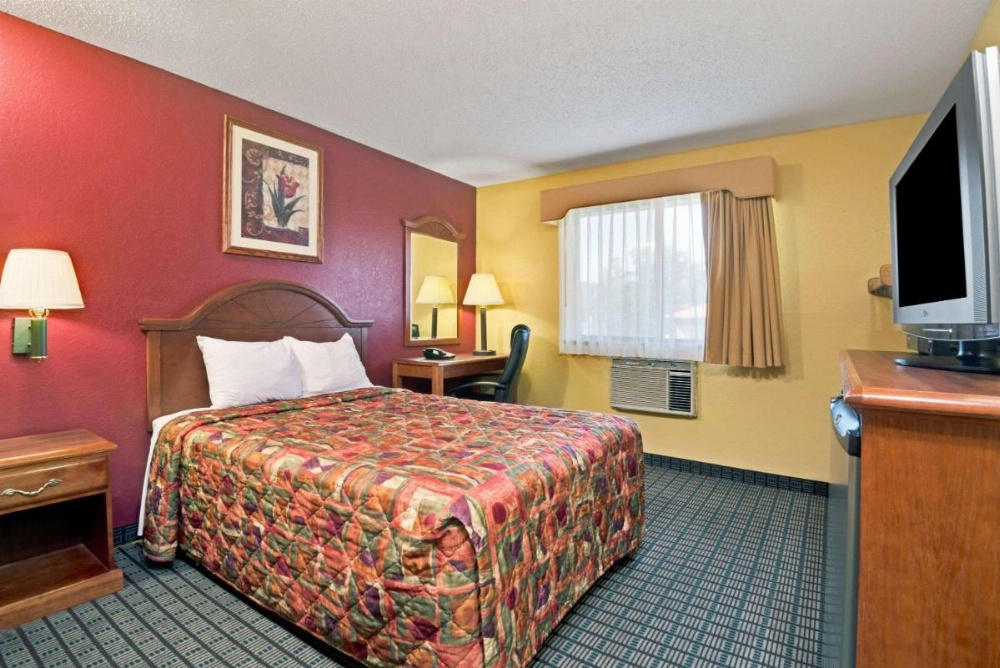 Days Inn by Wyndham Torrington Image 10