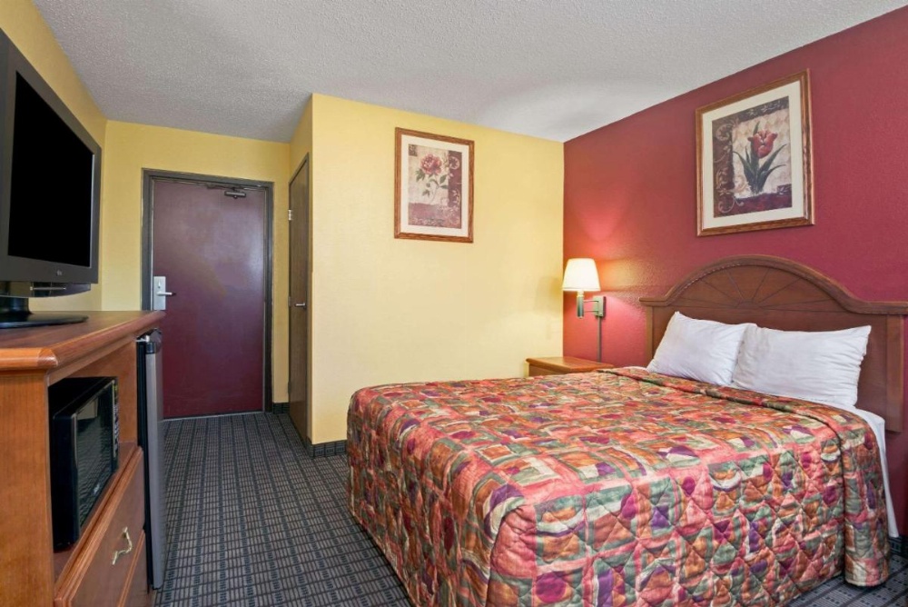 Days Inn by Wyndham Torrington Image 13